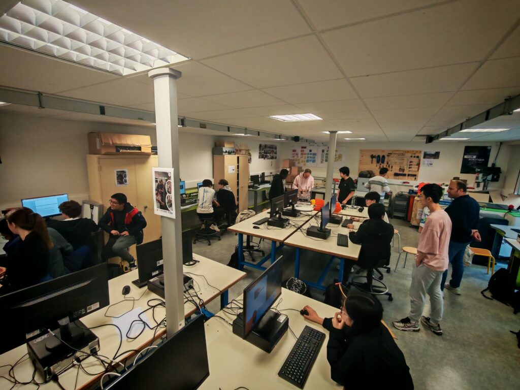 Robot-Magazine met à l’honneur AubracTech93, le club de robotique du lycée Lucie Aubrac- Pantin