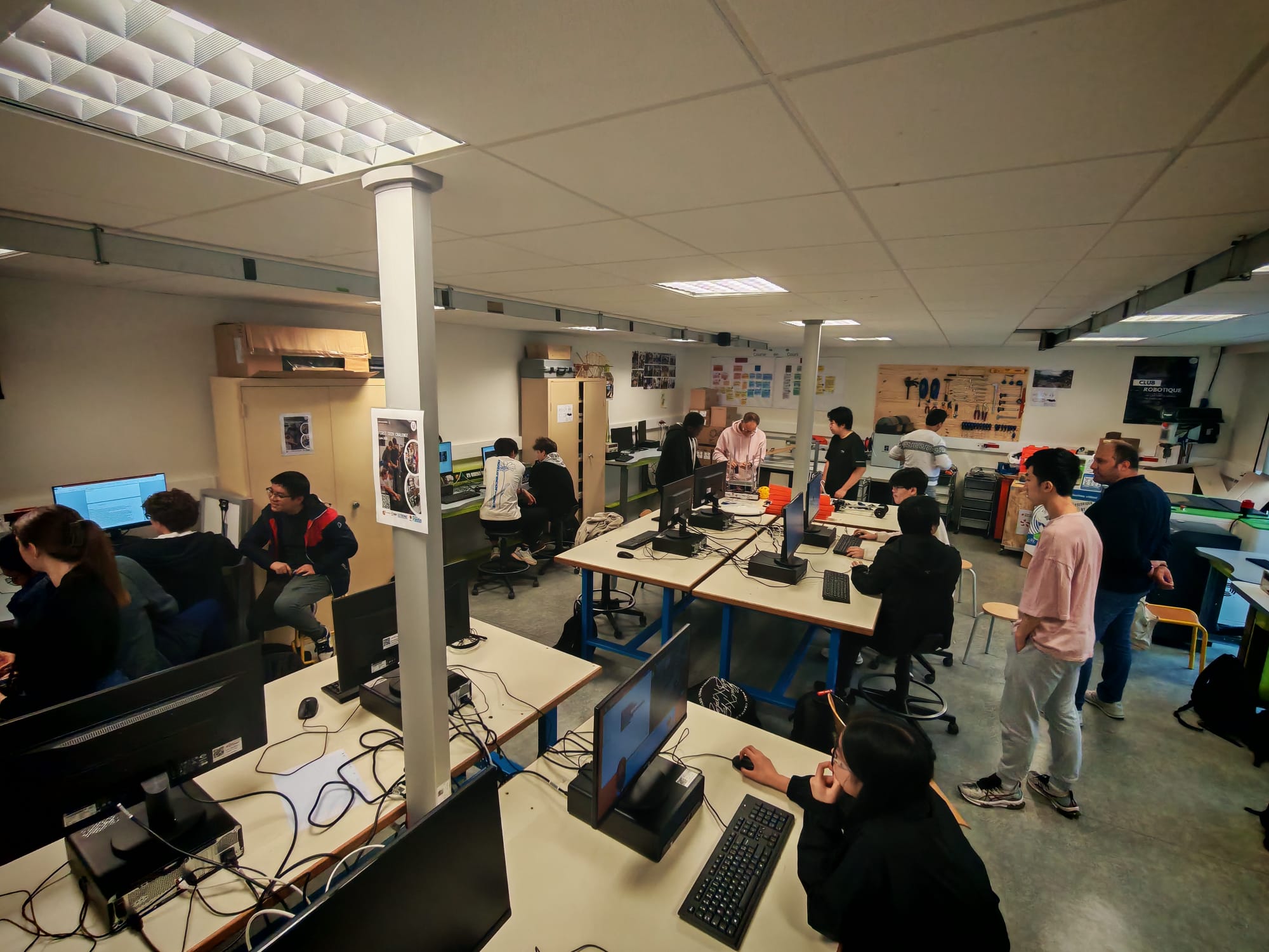 Robot-Magazine met à l’honneur AubracTech93, le club de robotique du lycée Lucie Aubrac- Pantin